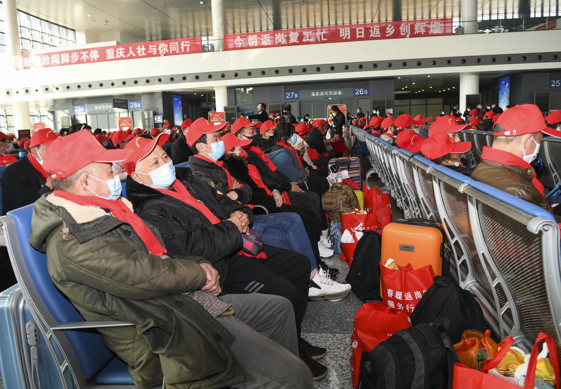 1月30日，乘坐2023年重庆首趟务工定制专列的旅客在重庆西站候车室候车。