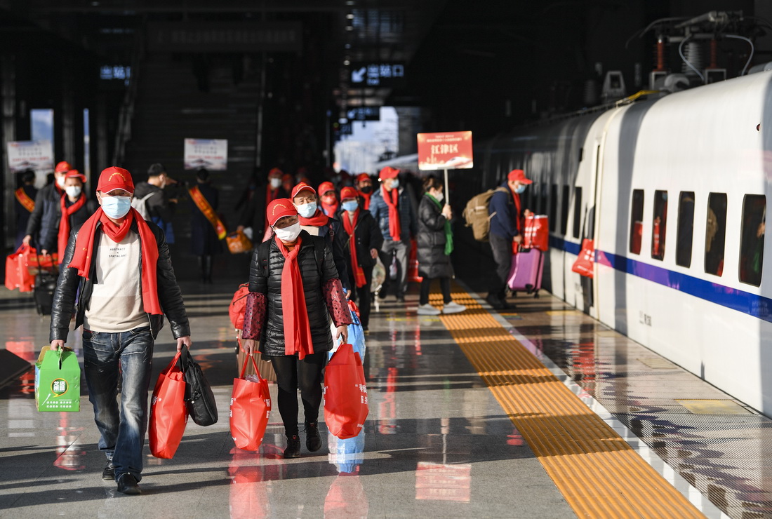 1月30日，在重庆西站，乘坐2023年重庆首趟务工定制专列的旅客来到站台准备登车。