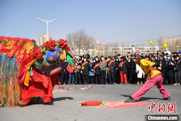 西北社火压轴春节“大戏” 传统非遗竞逐“中国式狂欢”