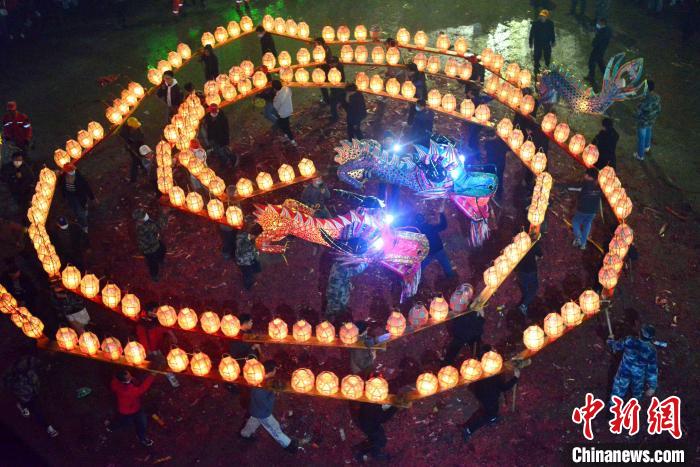 （新春走基层）刻纸龙灯“闹”元宵