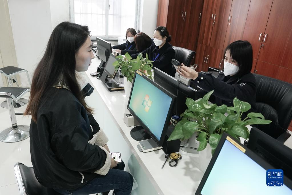 江苏南通:多措并举满足出入境证件办理需求