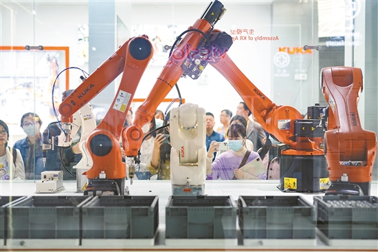 库卡智能制造顺德科技园展厅里的机器人吸引了记者们的目光