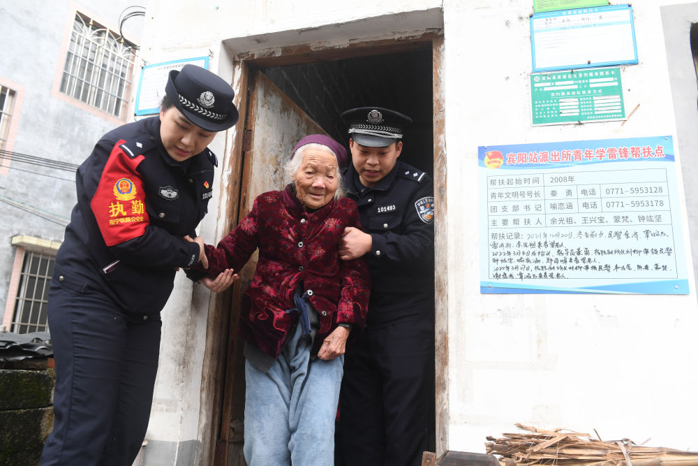 雷锋精神，一座永不褪色的丰碑