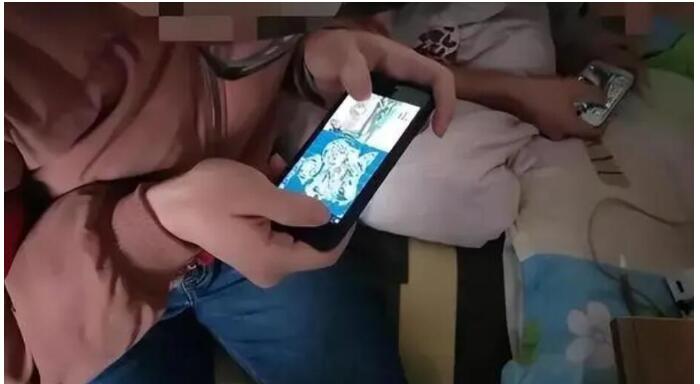 “打捞”掉进手机里的孩子，家长要先上岸