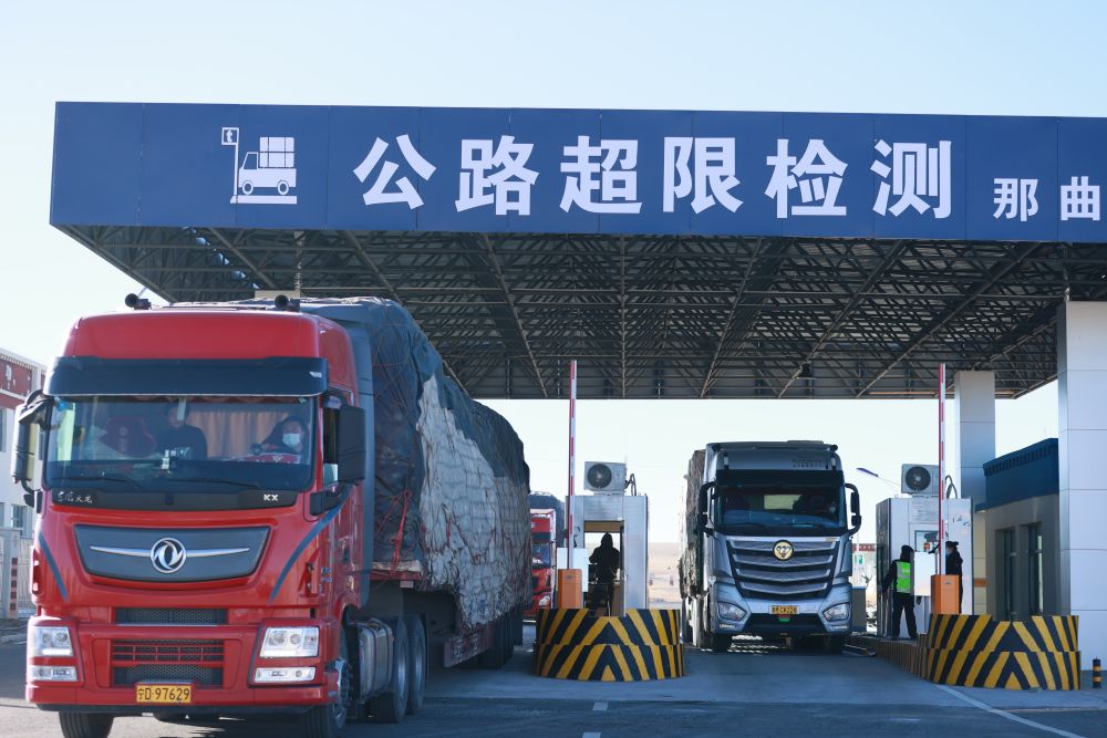 新华全媒+|车轮子转起来，钱袋子鼓起来——公路建设不断畅通西藏经济发展“微循环”