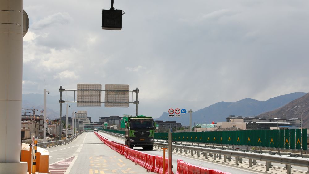 新华全媒+|车轮子转起来，钱袋子鼓起来——公路建设不断畅通西藏经济发展“微循环”
