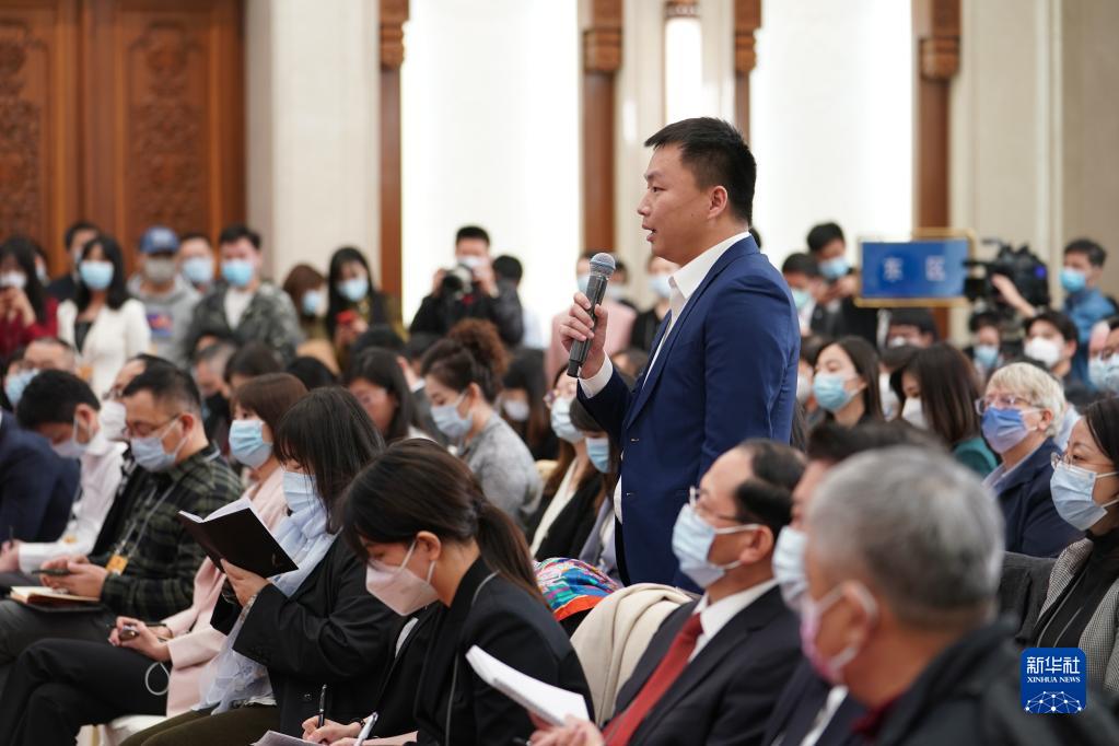 十四届全国人大一次会议举行新闻发布会