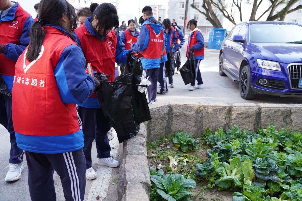 爱心缝补显温情，一心“衣”意暖人心 ——雷锋精神在社区闪光