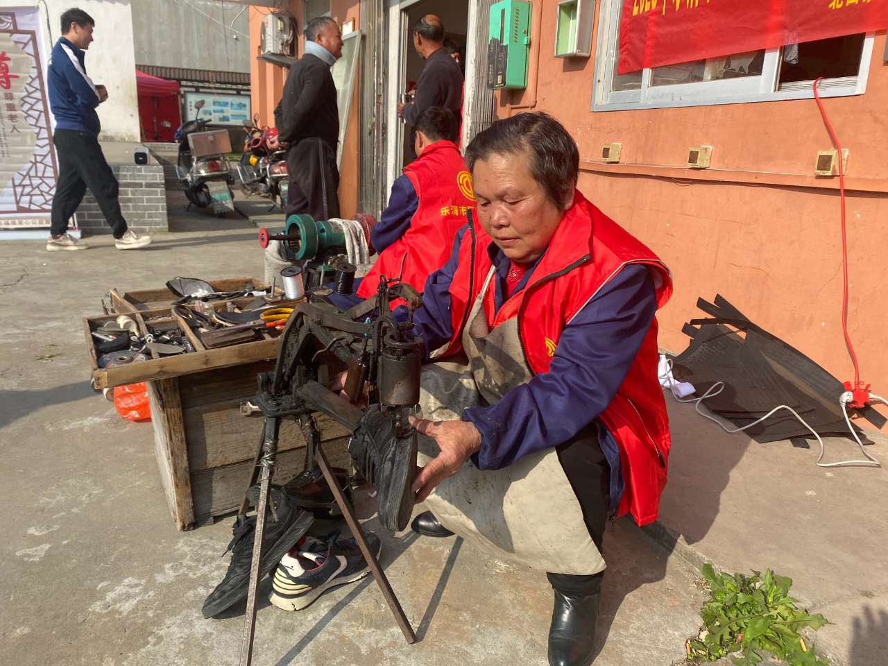 爱心缝补显温情，一心“衣”意暖人心 ——雷锋精神在社区闪光