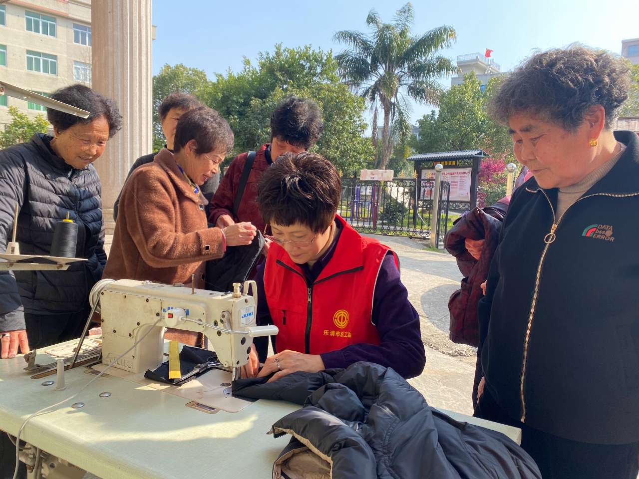 爱心缝补显温情，一心“衣”意暖人心 ——雷锋精神在社区闪光