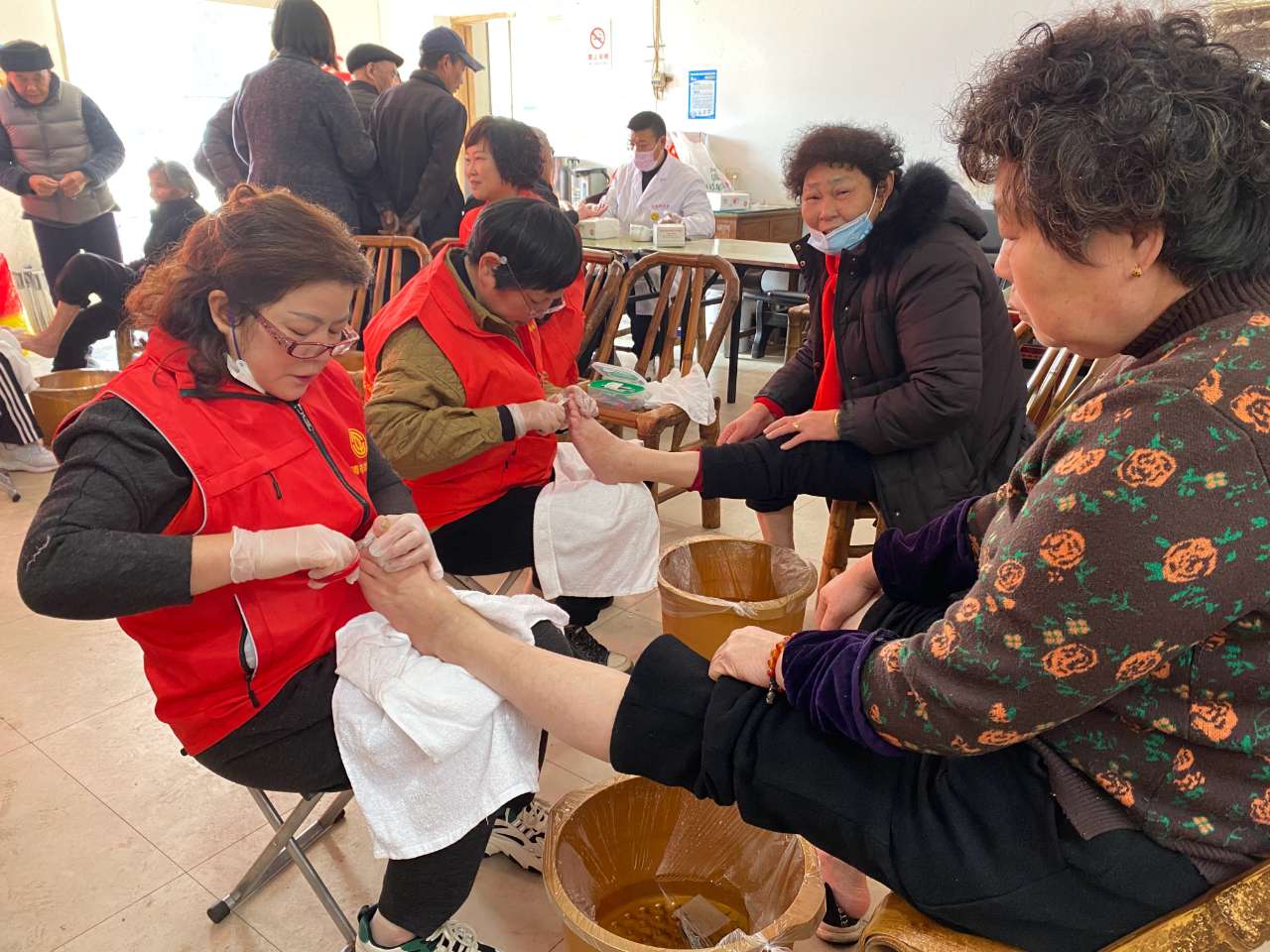 爱心缝补显温情，一心“衣”意暖人心 ——雷锋精神在社区闪光
