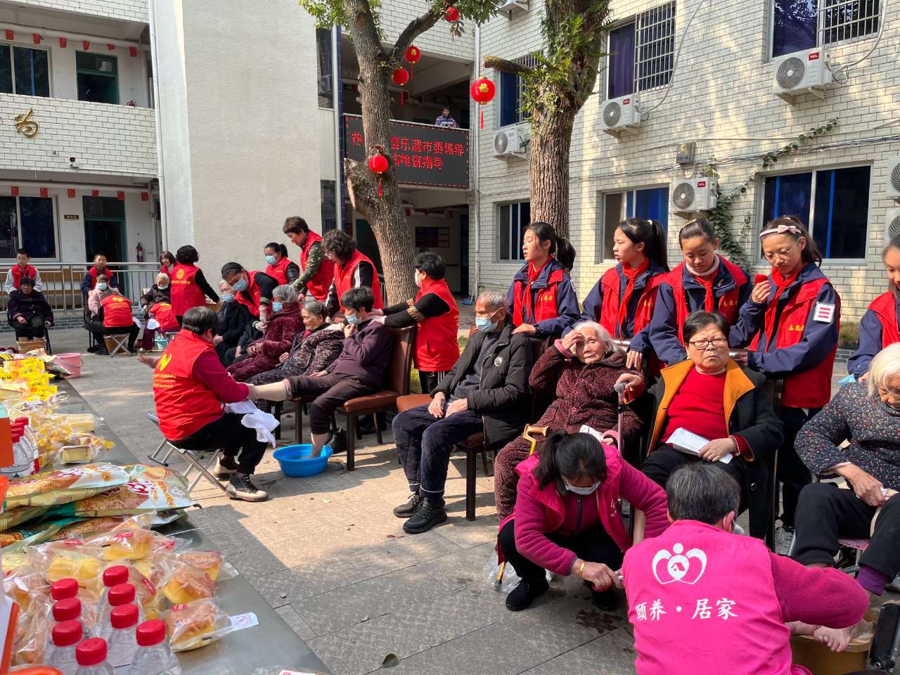 爱心缝补显温情，一心“衣”意暖人心 ——雷锋精神在社区闪光