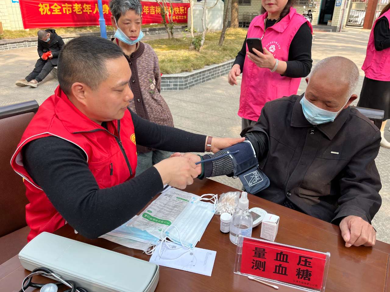 爱心缝补显温情，一心“衣”意暖人心 ——雷锋精神在社区闪光