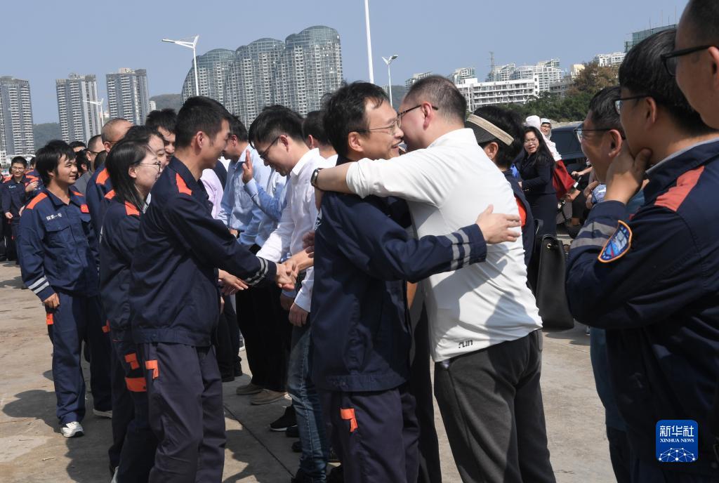 “奋斗者”号完成国际首次环大洋洲载人深潜科考任务