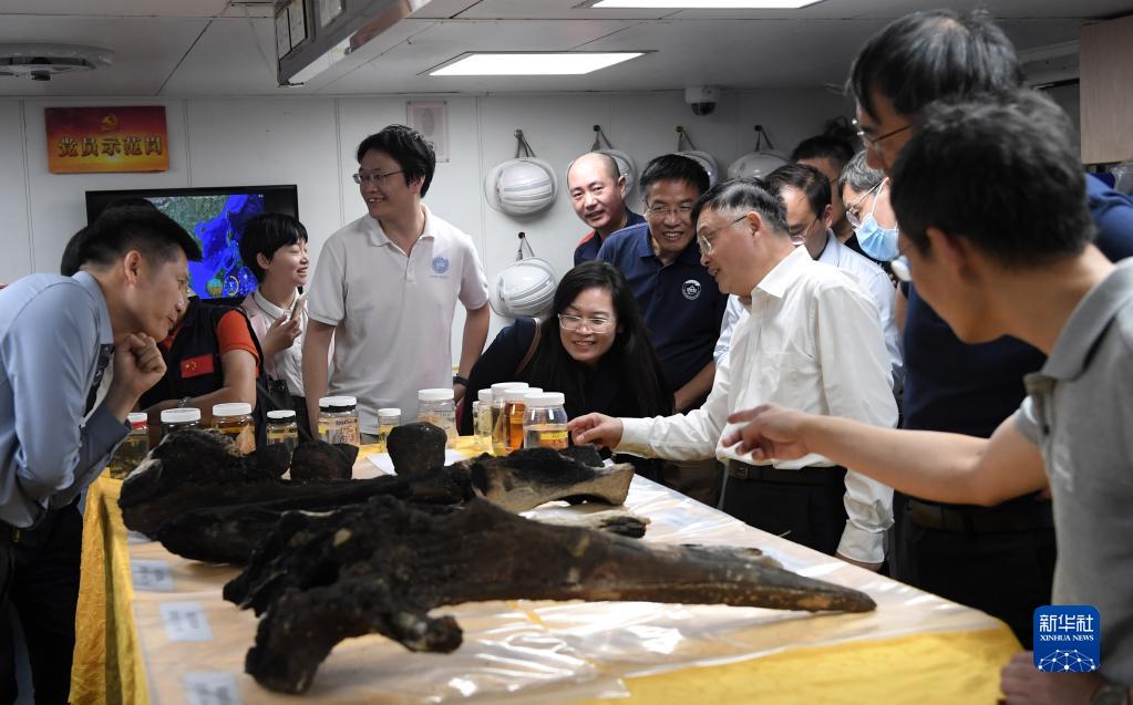 “奋斗者”号完成国际首次环大洋洲载人深潜科考任务