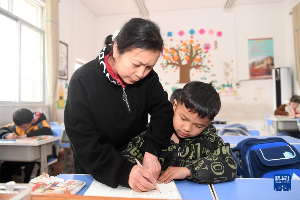 新华全媒+丨一名瑶族退休教师的大山坚守