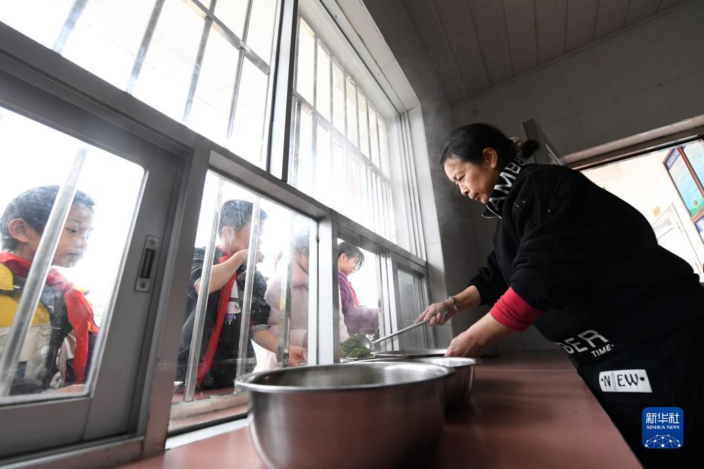 新华全媒+丨一名瑶族退休教师的大山坚守