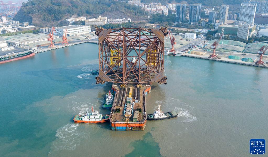 恩平20-4平台导管架启航出海