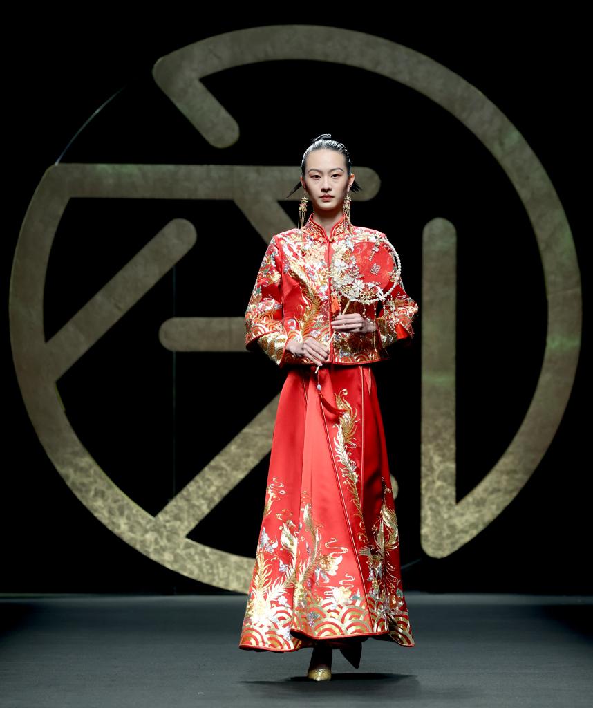 “六礼·张效奇”时装发布在京举行