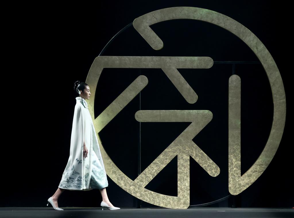 “六礼·张效奇”时装发布在京举行