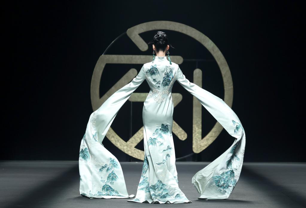 “六礼·张效奇”时装发布在京举行