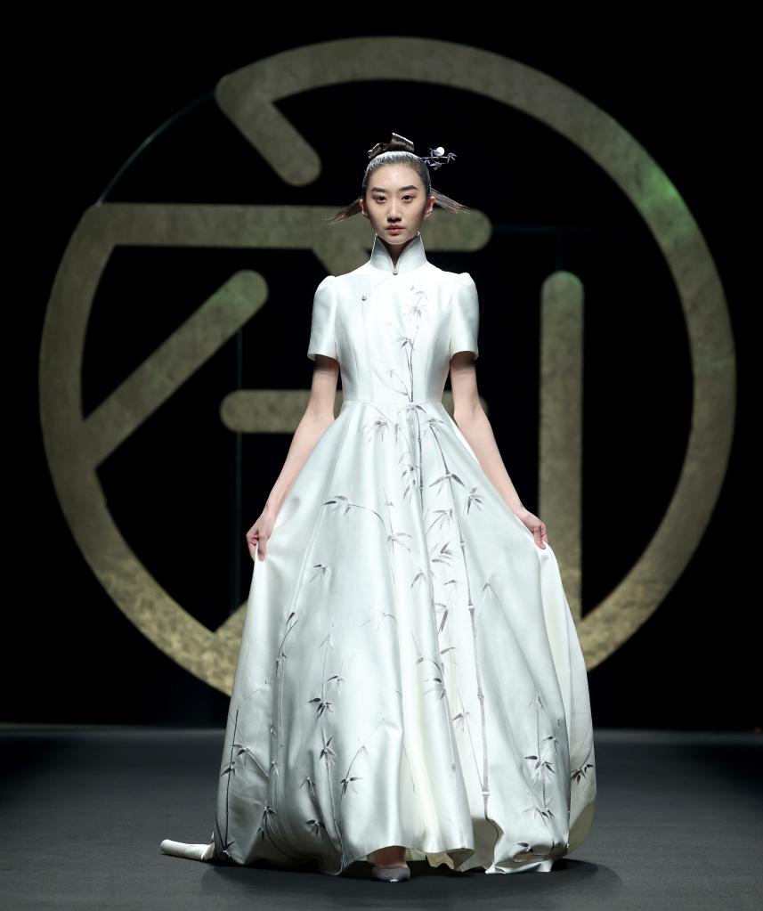 “六礼·张效奇”时装发布在京举行
