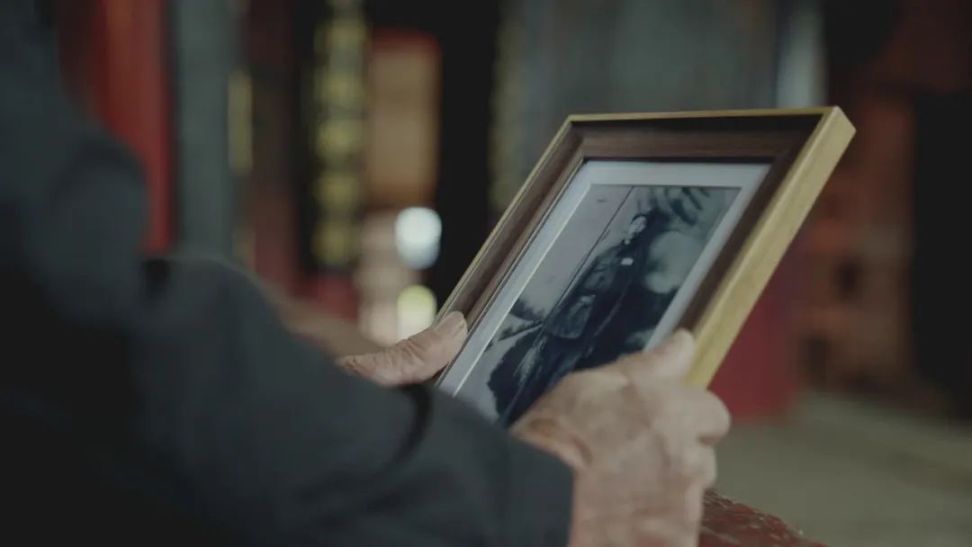 英雄之光丨橄榄树下,酿酒等你70年……