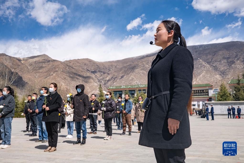 西藏拉萨：父女两代人守护烈士英灵