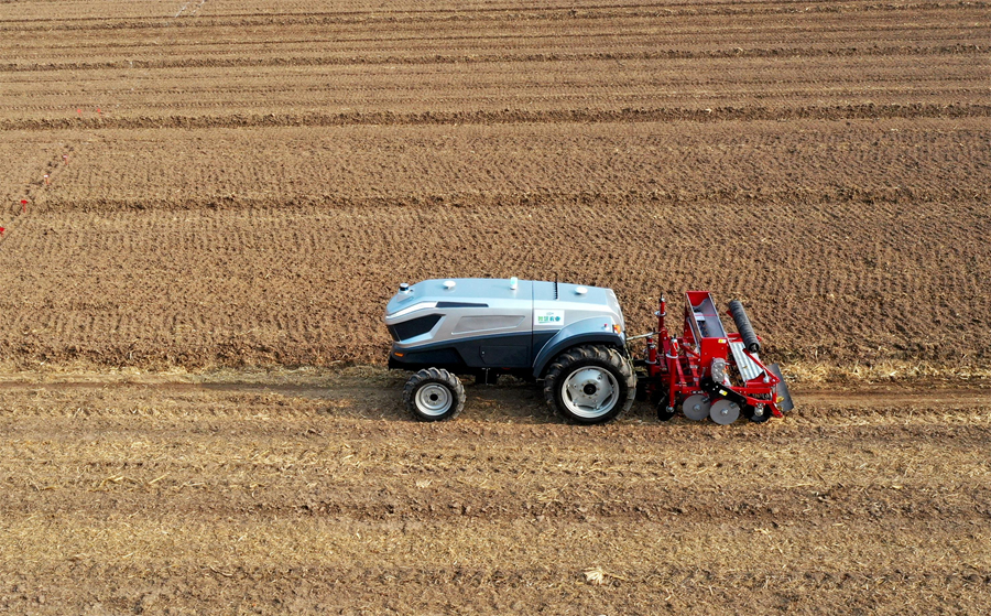 新能源无人驾驶拖拉机正在耕地。受访者供图