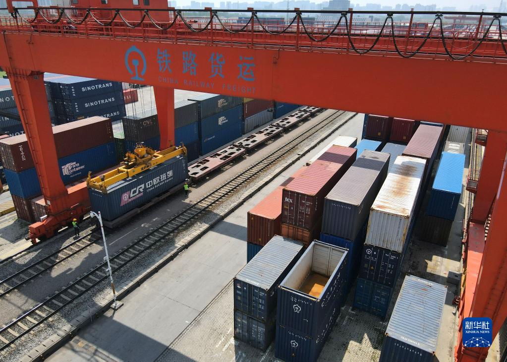 “穿越”劳动一线看奋斗｜“钢铁驼队”：跑出中欧班列“第一棒”