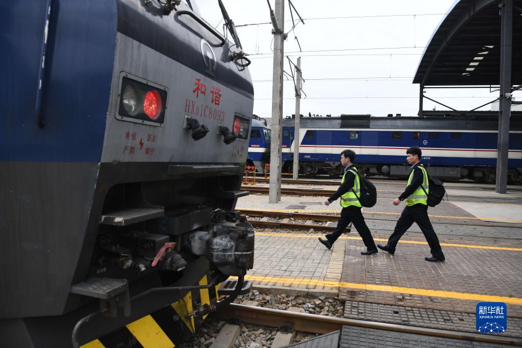 “穿越”劳动一线看奋斗｜“钢铁驼队”：跑出中欧班列“第一棒”