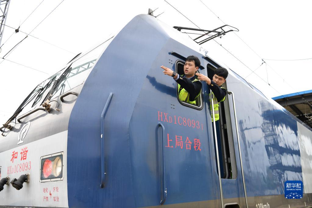 “穿越”劳动一线看奋斗｜“钢铁驼队”：跑出中欧班列“第一棒”