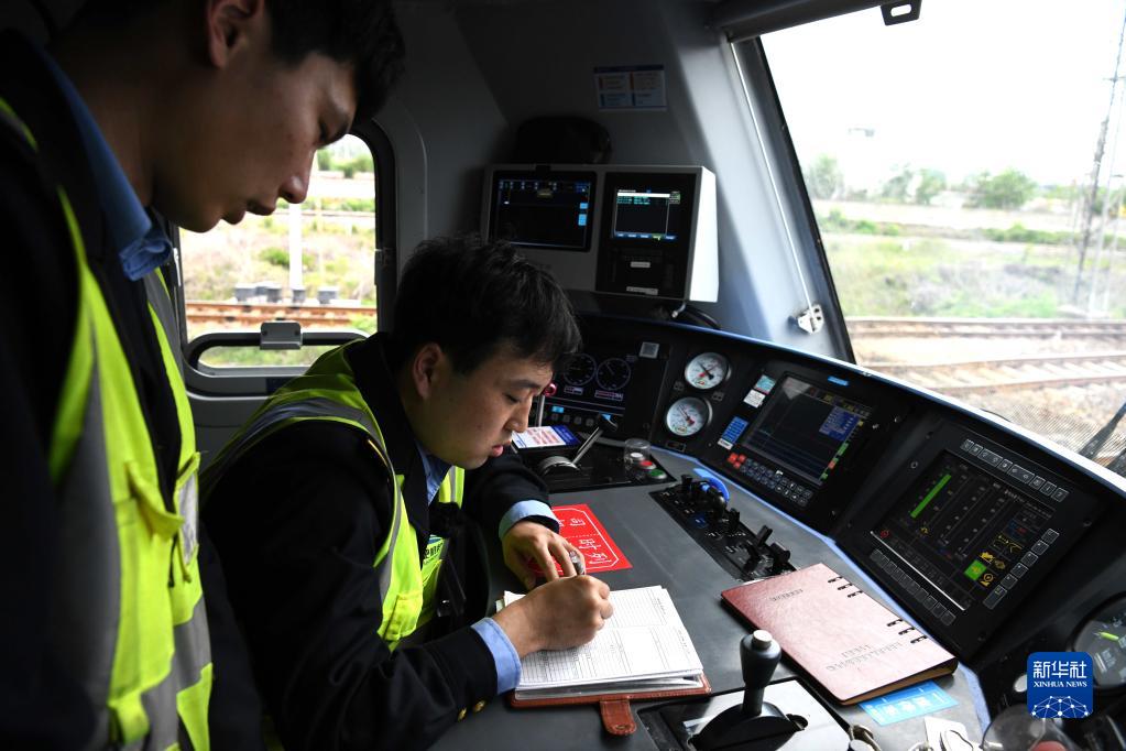 “穿越”劳动一线看奋斗｜“钢铁驼队”：跑出中欧班列“第一棒”