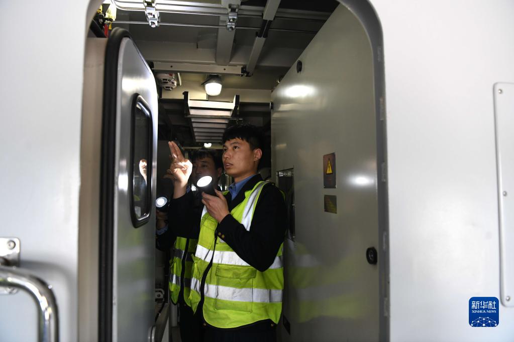 “穿越”劳动一线看奋斗｜“钢铁驼队”：跑出中欧班列“第一棒”