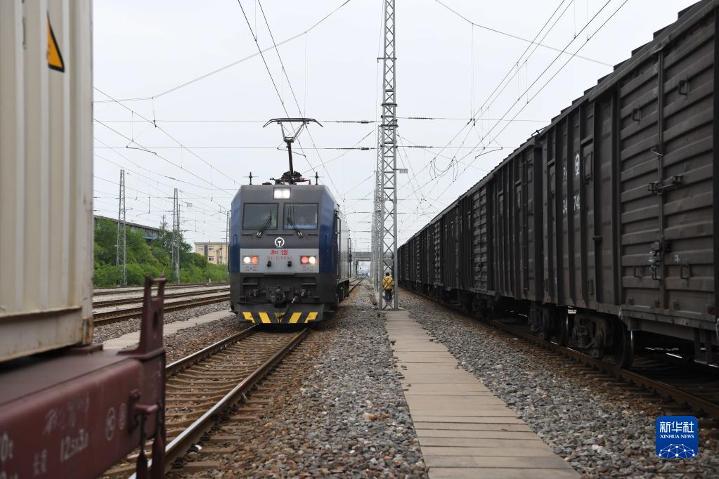 “穿越”劳动一线看奋斗｜“钢铁驼队”：跑出中欧班列“第一棒”