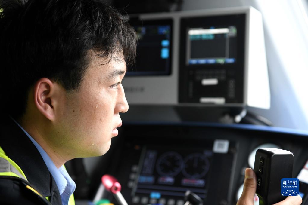 “穿越”劳动一线看奋斗｜“钢铁驼队”：跑出中欧班列“第一棒”