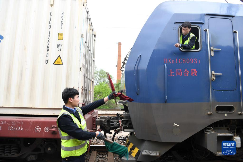 “穿越”劳动一线看奋斗｜“钢铁驼队”：跑出中欧班列“第一棒”