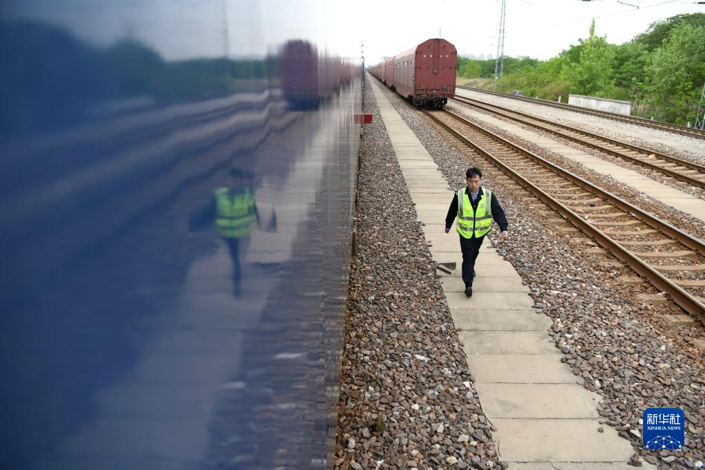 “穿越”劳动一线看奋斗｜“钢铁驼队”：跑出中欧班列“第一棒”