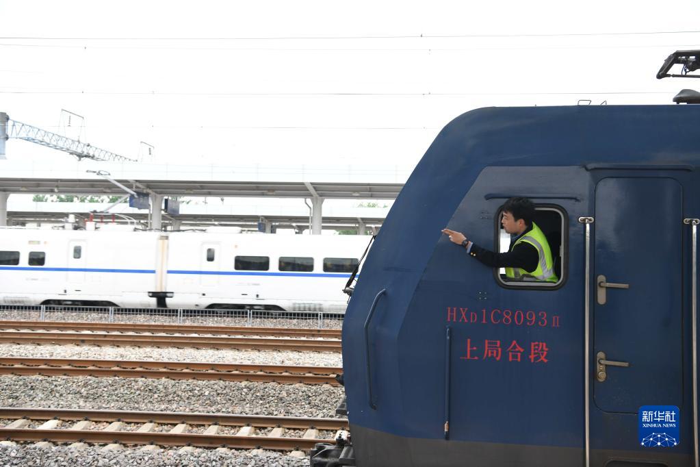 “穿越”劳动一线看奋斗｜“钢铁驼队”：跑出中欧班列“第一棒”