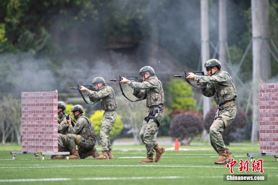 驻澳门部队举行第十七次军营开放活动