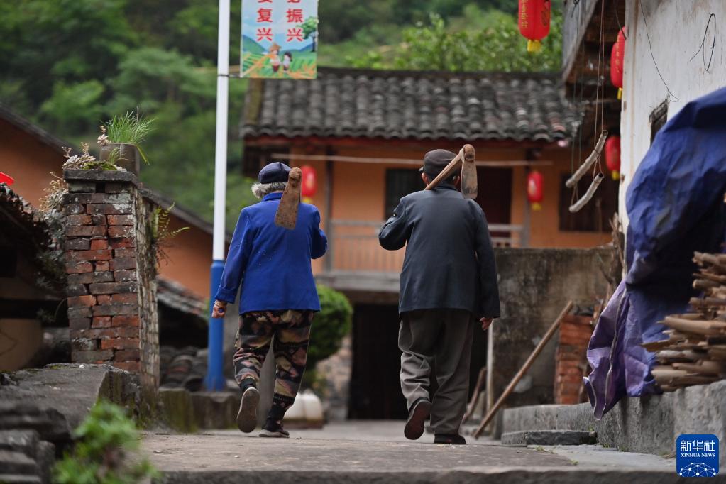 新华全媒+丨奋斗的背影 平凡而伟大