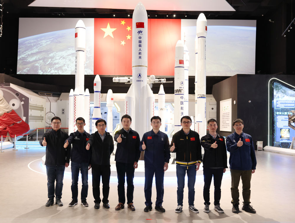 “在逐梦太空的征途上发出青春的夺目光彩”