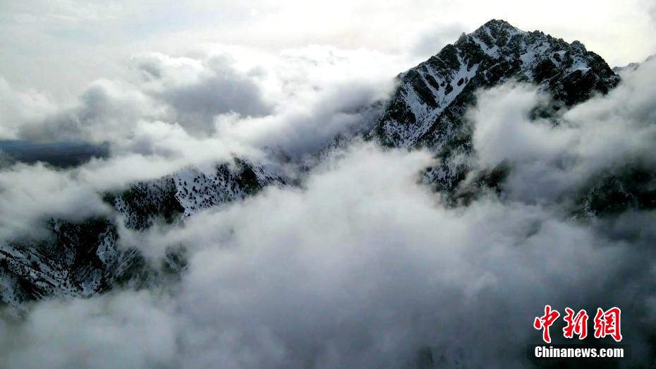 柴达木盆地柏树山云海翻腾宛若仙境