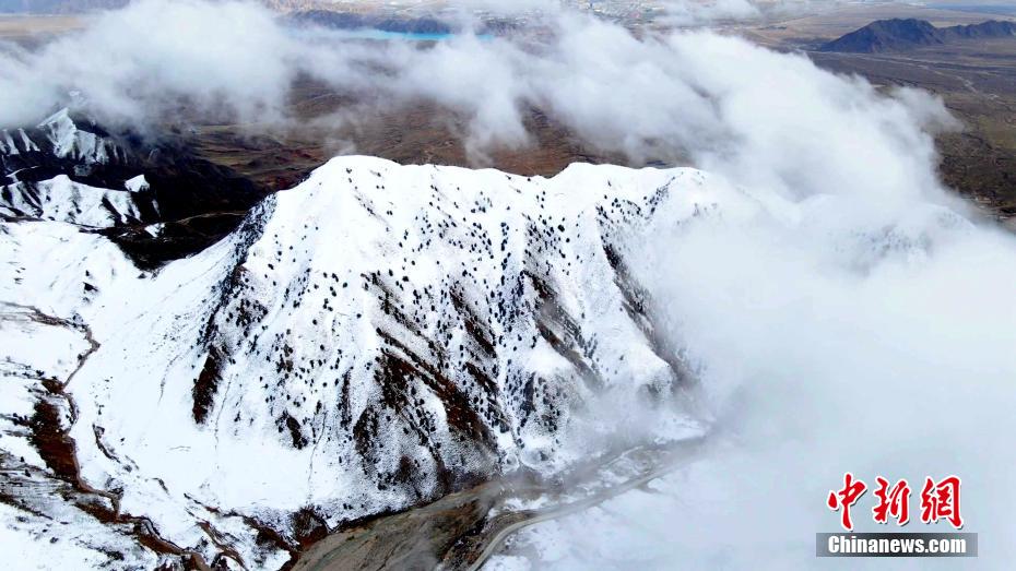 柴达木盆地柏树山云海翻腾宛若仙境