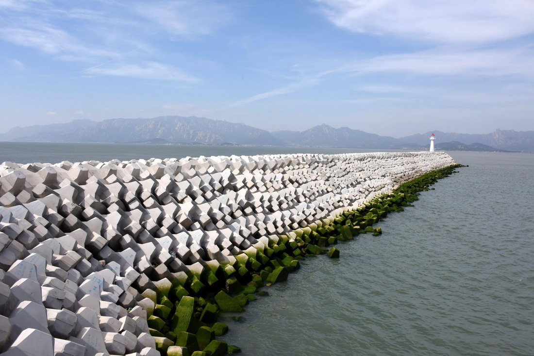 5月6日拍摄的中国地质调查局大洋钻探船北部码头防波堤.