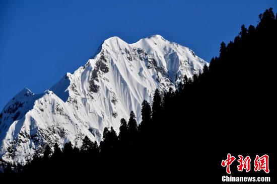 “冰川之乡”西藏波密景色壮丽