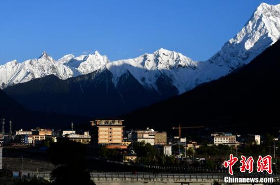 “冰川之乡”西藏波密景色壮丽
