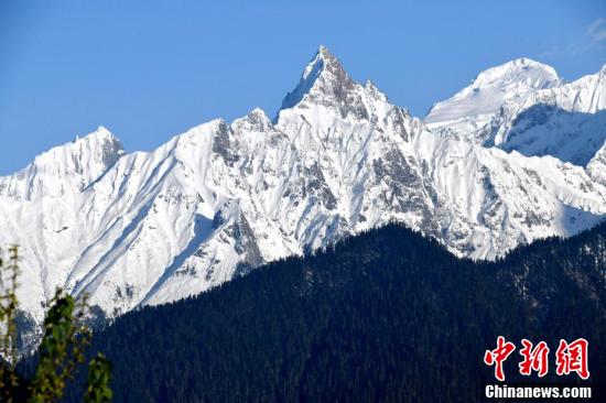 “冰川之乡”西藏波密景色壮丽