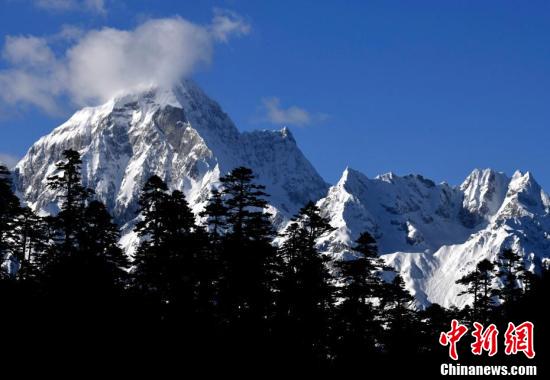 “冰川之乡”西藏波密景色壮丽