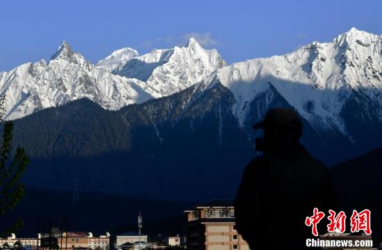 “冰川之乡”西藏波密景色壮丽